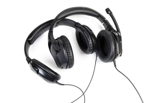 Auriculares con cable negro de alta fidelidad y altavoces para los oídos con auriculares de tamaño completo se pierden sobre un fondo blanco
 - Foto, Imagen