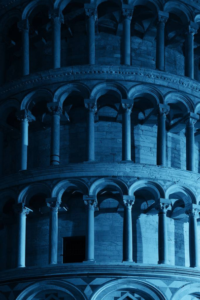 İtalya 'nın Pisa şehrinde geceleri yakın çekim kulesi dünya çapında bilinen bir simgedir.. - Fotoğraf, Görsel