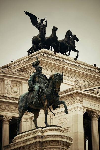 Monumento Nacional a Víctor Manuel II o II Vittoriano en Piazza Venezia, Roma, Italia con escultura. - Foto, imagen
