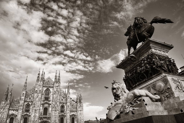 Μνημείο του βασιλιά Victor Emmanuel II στην πλατεία του καθεδρικού ναού ή Piazza del Duomo στα ιταλικά στο Μιλάνο της Ιταλίας.  - Φωτογραφία, εικόνα