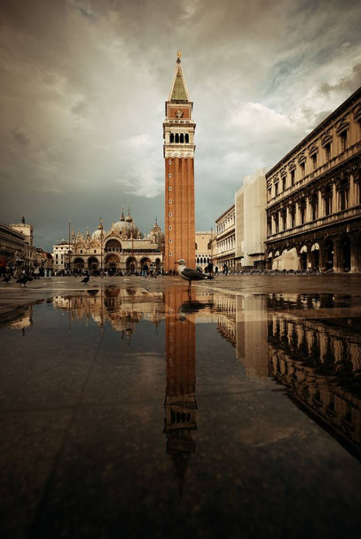 Venedik, İtalya 'daki Piazza San Marco' da çan kulesi ve tarihi binaların yansıması. - Fotoğraf, Görsel