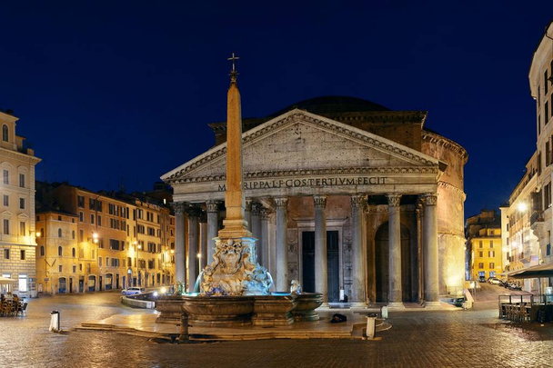 Panteón con vista nocturna a la calle. Es uno de los edificios romanos antiguos mejor conservados de Roma, Italia. - Foto, imagen