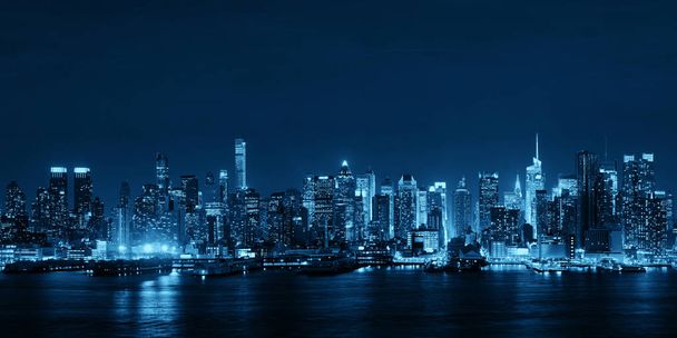 Skyline von Midtown über dem Hudson River in New York City mit Wolkenkratzern bei Nacht - Foto, Bild