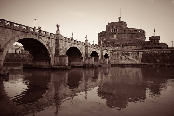 Castel Sant Angelo en Italie Rome et pont sur le Tibre - Photo, image