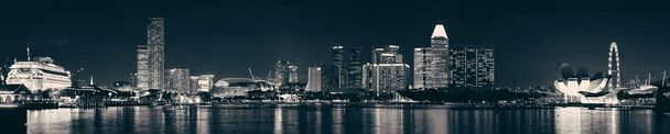 Singapour skyline la nuit avec des bâtiments urbains - Photo, image