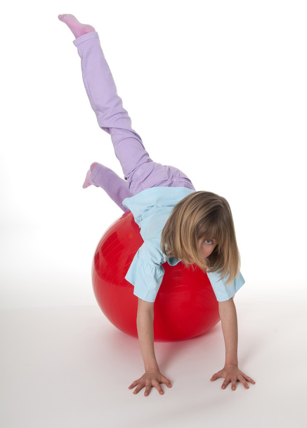 Kleines Mädchen beim Training mit Schweizer Ball - Foto, Bild