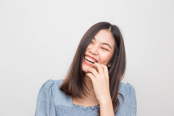 Lachen van mooie Aziatische vrouwen op witte achtergrond, portret vrouwen - Foto, afbeelding