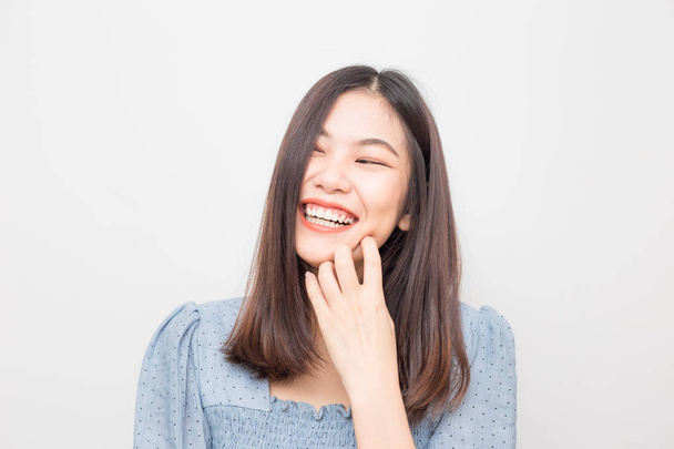 Śmiejąc się z pięknych azjatyckich kobiet na białym tle, portret kobiet - Zdjęcie, obraz