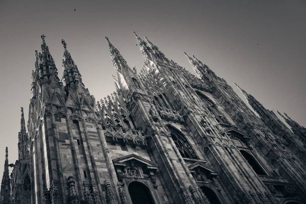 Catedral de Milão close-up com belo padrão e escultura na Itália.  - Foto, Imagem