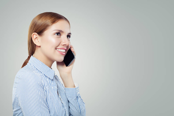 Ritratto del cellulare femminile. Cellulare donna felice sul backgroun banner bianco
 - Foto, immagini