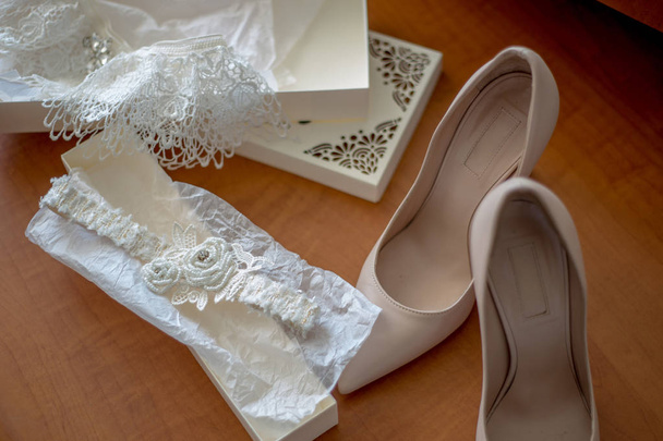 menyasszony cipő és harisnyatartó - Fotó, kép