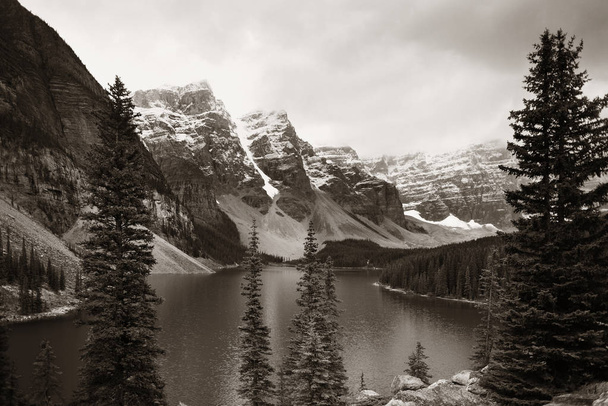 Moränensee mit schneebedecktem Berg des Banff-Nationalparks in Kanada - Foto, Bild