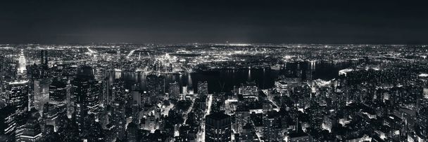Nueva York Manhattan vista lateral este panorama por la noche con rascacielos y East River
. - Foto, Imagen