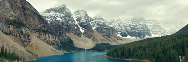 Озеро Морейн с покрытой снегом горой национального парка Банф в Канаде
 - Фото, изображение