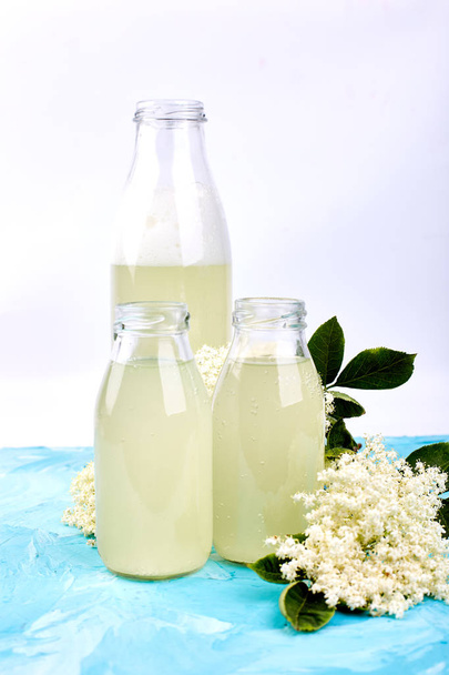 Kombucha-Tee mit Holunderblüten auf blauem Hintergrund. . hausgemachtes fermentiertes Getränk. Sommer gesundes natürliches probiotisches Aroma Getränk. Kopierspac - Foto, Bild