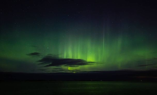 Aurora Borealis Atlantic Ocean Road - Atlanterhavsveien kış gecesi görüldü Kuzey ışıkları. Norveç kış. Güzel yıldızlı gökyüzü ve yeşil ışık. - Fotoğraf, Görsel