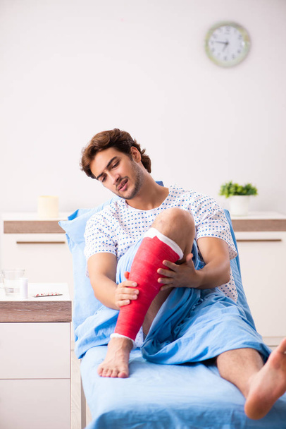 Sérült férfi várakozás kezelés a kórházban - Fotó, kép