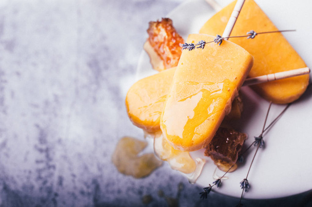 желтое мороженое с медом и лавандой, избирательный фокус
 - Фото, изображение