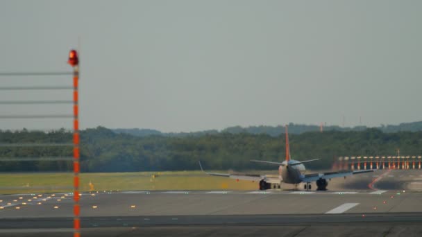 Flugzeug landet in Düsseldorf - Filmmaterial, Video