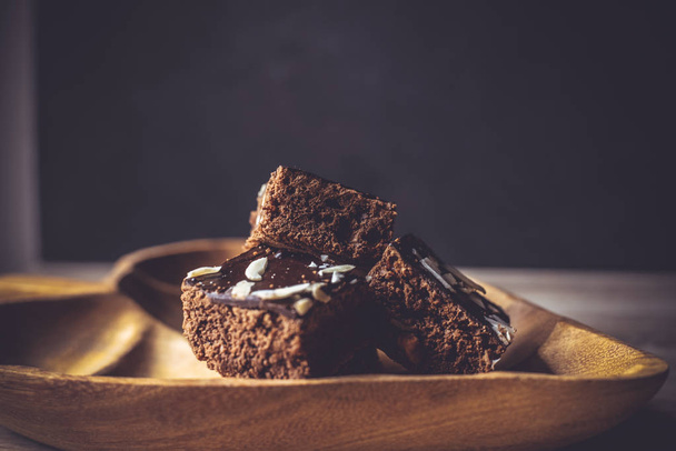 Zelfgemaakte brownies chocoladetaart fudge zoet dessert voor paar in Valentijnsdag. Heerlijke bakkerij bakken met cacao donkerbruine fudge cake op houten bord. - Foto, afbeelding