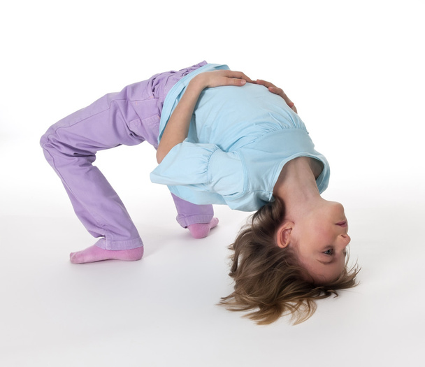 Little girl doing body bridge - Φωτογραφία, εικόνα