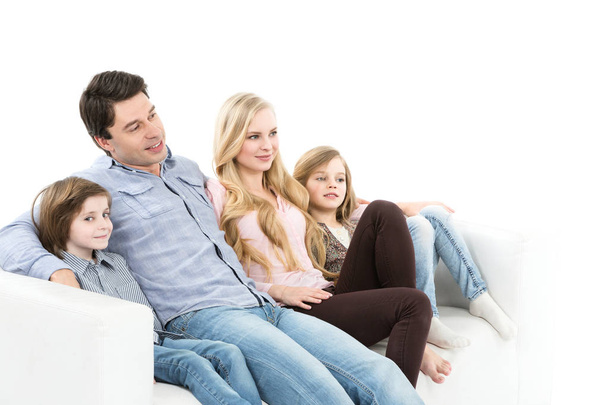 Beyaz arka plan üzerinde izole kanepede mutlu aile. - Fotoğraf, Görsel