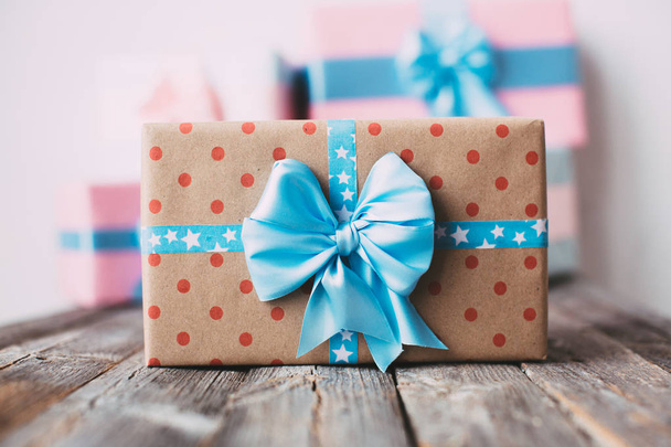 Gift boxes are handmade. Gifts in kraft paper. - Zdjęcie, obraz