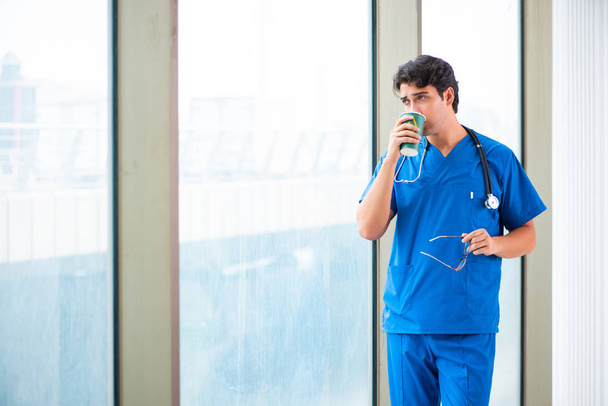 Mladý pohledný lékař pracující v nemocnici - Fotografie, Obrázek