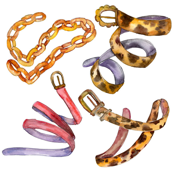 Cinturones de cuero y cadena dorada dibujan ilustración de moda en un fondo de estilo acuarela. Elemento de cinturón aislado
. - Foto, Imagen