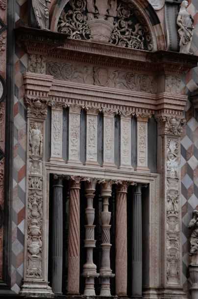 Bergamo Cathedral Red aslanlar bilinen, Kuzey girişinde kapıya tapınağın ayrıntıları. Bir katedral Kuzey tarafında 4 giriş kapıları. - Fotoğraf, Görsel