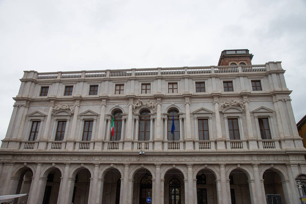 Palazzo Nuovo, Mai-kirjasto Bergamossa, Italiassa. Rakennettu 1600-luvun alusta Vincenzo Scamozzin suunnitteleman ja vuonna 1928 valmistuneen arkkitehti Ernesto Pirovanon monumentaalisen julkisivun pohjalta
 - Valokuva, kuva