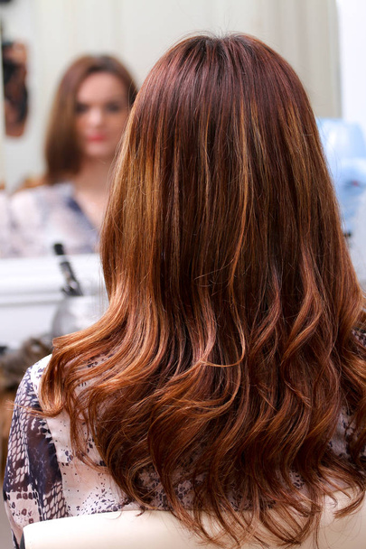 Дівчина в салоні краси з її рудим волоссям
 - Фото, зображення