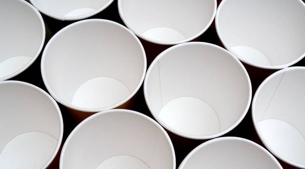 Veelkleurige wegwerp papieren cups voor dranken  - Foto, afbeelding
