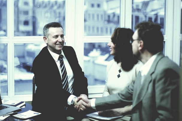 handshake financial partners in the discussion of the Treaty. - Φωτογραφία, εικόνα