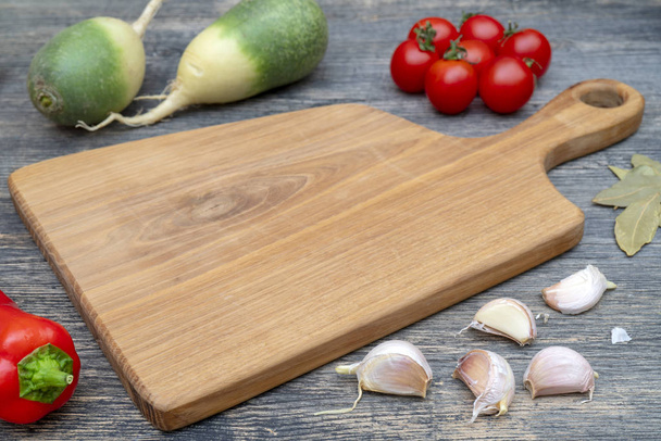Oak cutting board on the kitchen table. - Foto, Imagem