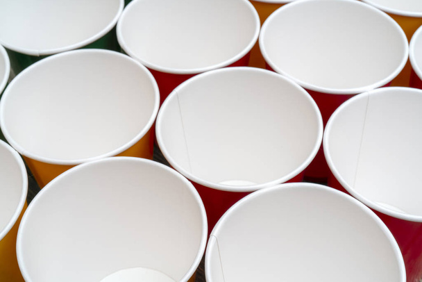 Veelkleurige wegwerp papieren cups voor dranken  - Foto, afbeelding