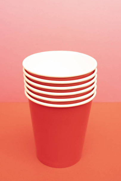 Одноразові чашки з червоного паперу для напоїв
. - Фото, зображення