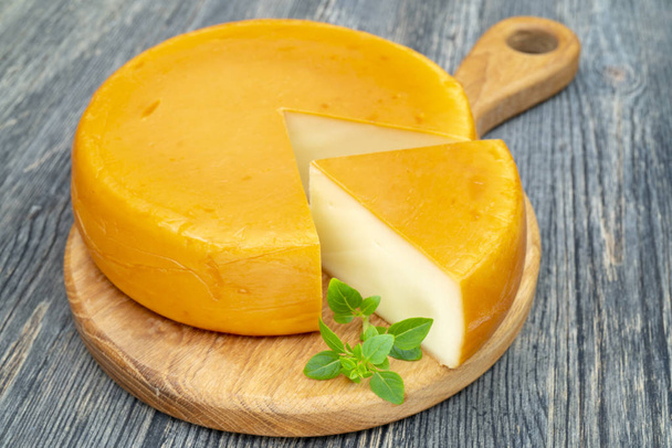 Ahşap tahta üzerinde taze dilimlenmiş peynir - Fotoğraf, Görsel