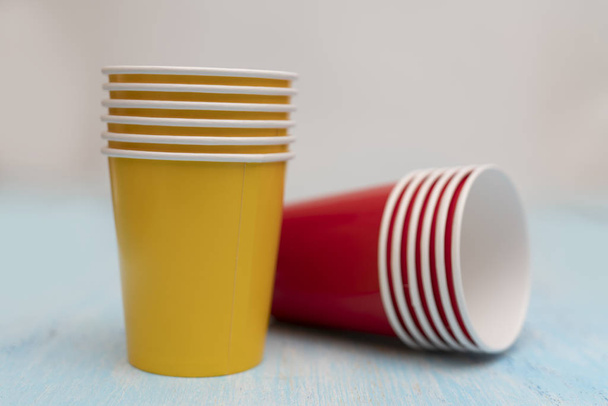 Tasses jetables en papier jaune et rouge pour boissons
. - Photo, image