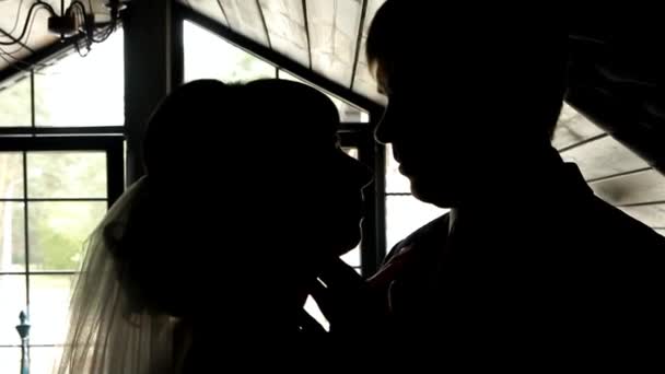 Silhouette Brautpaar auf dem Hintergrund eines Dachbodenfensters, ein enger Plan - Filmmaterial, Video