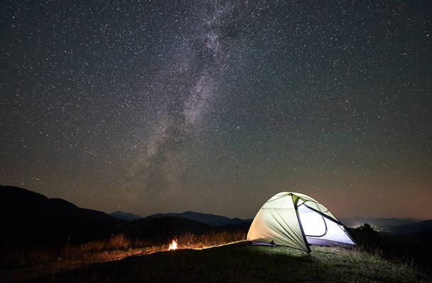 Büyük ağaç yakınındaki dağlarda geceleyin kamp turizm - Fotoğraf, Görsel