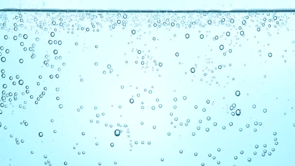 Екстремальний крупним планом повнокадровий фон чистої чистої ігристої води з газом у склі, низький кут зору збоку, повільний рух
 - Кадри, відео
