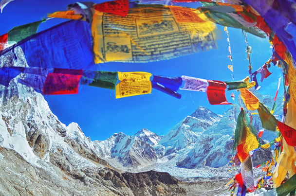 Näkymä Mount Everestille ja Nuptselle buddhalaisilla rukouslipuilla Sagarmathan kansallispuistossa Nepalissa Himalaya
 - Valokuva, kuva
