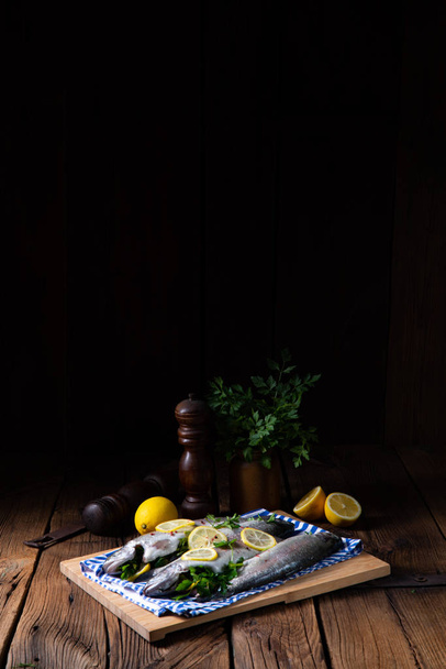 fresh trout with lemon and different herbs - Zdjęcie, obraz