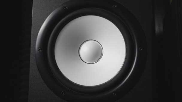 Zár-megjelöl-ból mozgó modern mélynyomó a stúdióban. Fehér, kerek audio hangszóró, lüktető és rezgõ hang a gyakorisága alacsony. Munka Hi-Fi hangszóró membrán. Lassú mozgás - Felvétel, videó