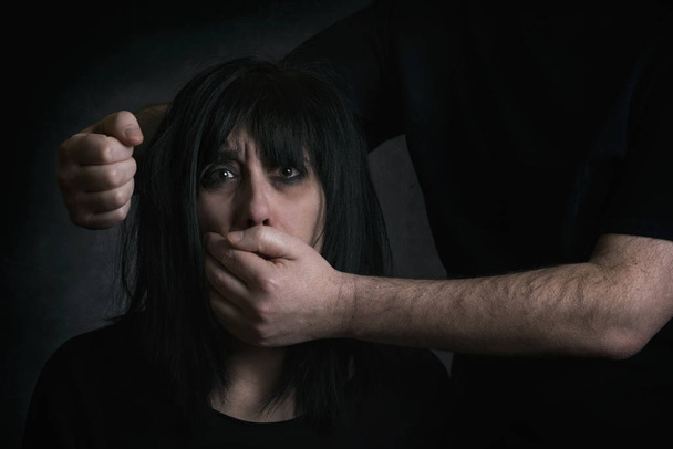 Σταματήσει βία, φοβισμένη γυναίκα θύμα ενδοοικογενειακής βίας σε μαύρο φόντο - Φωτογραφία, εικόνα