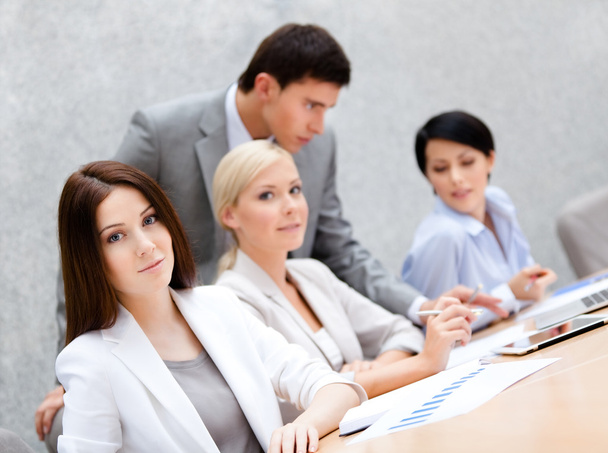 Успешная бизнес-команда на встрече - Фото, изображение