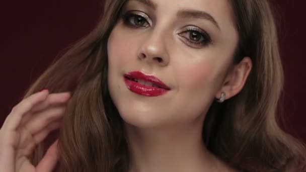 Mooie brunette model met krullen, klassieke make-up en sexy rode lippen. - Video