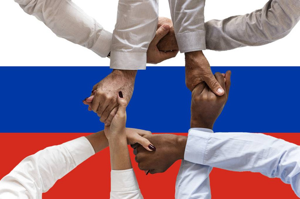 Venäjän lippu, monikulttuurisen nuorisoryhmän yhdistäminen. - Valokuva, kuva