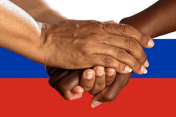 Russland-Fahne, Integration einer multikulturellen Gruppe junger Menschen. - Foto, Bild